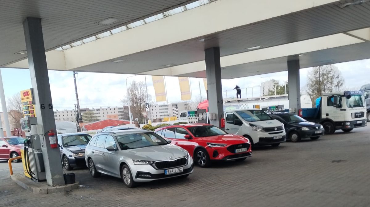 Řidiče štve drahý benzín a nafta. Ale ceny se liší i o deset korun